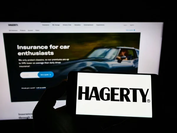 Stuttgart 2021年8月23日 持有带有美国汽车保险公司The Hagerty Group Llc标志的智能手机的人出现在网站前 专注于电话显示 — 图库照片