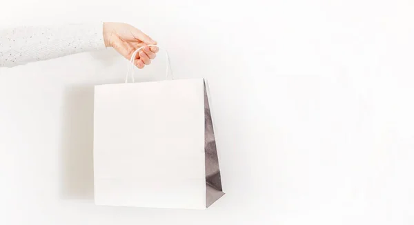 Uma Mão Feminina Segurando Saco Compras Isolado Fundo Branco — Fotografia de Stock