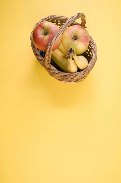 Frisches Und Gesundes Obst Auf Gelber Oberfläche Äpfel Und Bananen — Stockfoto