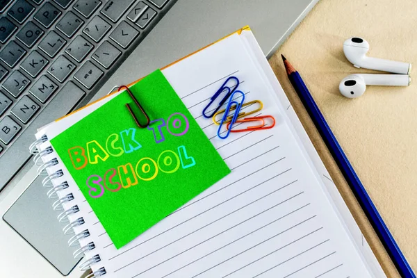 Una Vista Superior Papelería Con Texto Volver Escuela Ordenador Portátil — Foto de Stock