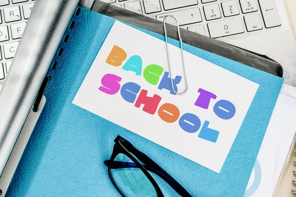 Una Vista Superior Papelería Con Texto Volver Escuela Gafas Teclado — Foto de Stock