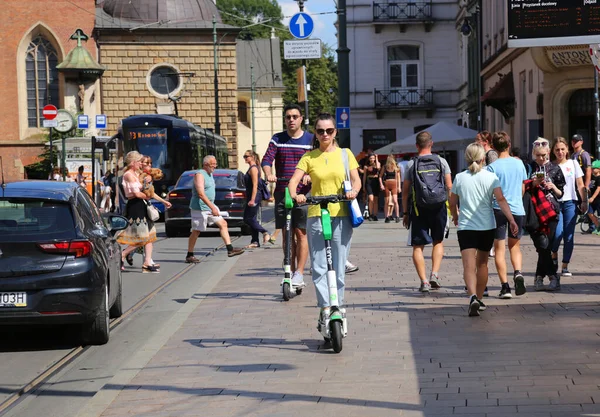 Crac Polonia 2021 Cracovia Malopolska Polonia 2021 Mujer Joven Montando — Foto de Stock