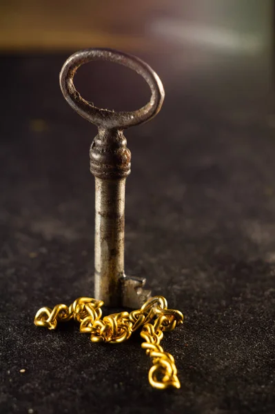 Een Verticaal Close Shot Van Een Vintage Sleutel Een Gouden — Stockfoto