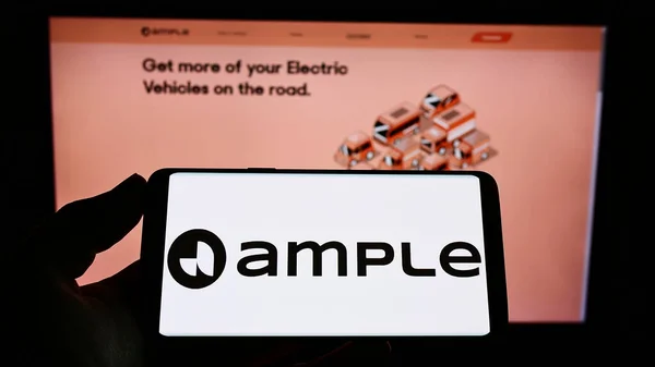 Stuttgart Germany 2021年8月22日 持有带有美国电动移动公司Ample Inc 标志的手机的人出现在网页的屏幕上 专注于电话显示 — 图库照片