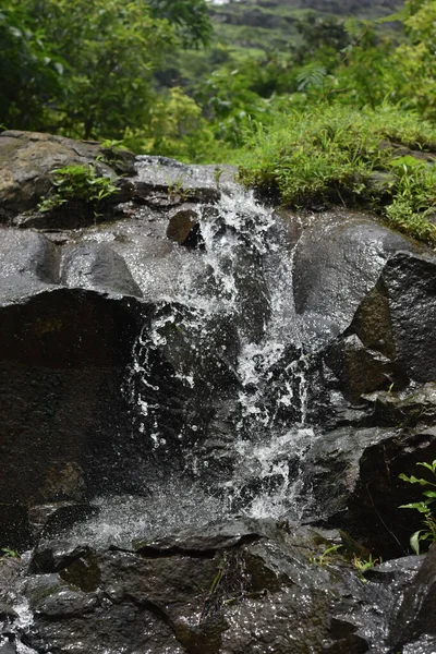 Vertikal Bild Det Lilla Vattenfallet Omgiven Stenar Den Naturliga Miljön — Stockfoto
