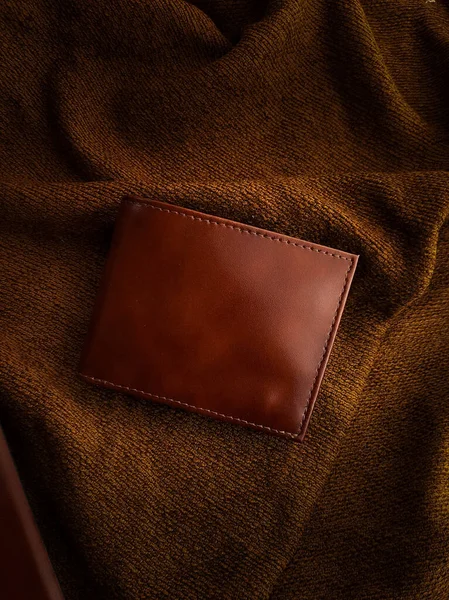 Eine Braune Brieftasche Auf Braunem Stoff — Stockfoto