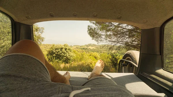 Mężczyzna Układający Relaksujący Się Samochodzie Dostawczym Pod Słonecznym Niebem — Zdjęcie stockowe