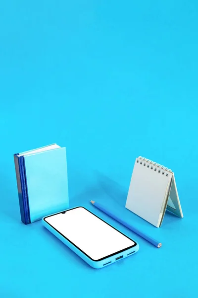 Libro Lápiz Cuaderno Smartphone Aislados Sobre Fondo Azul Con Espacio — Foto de Stock