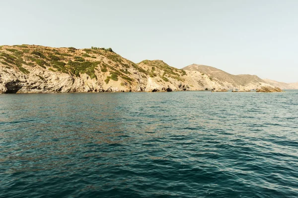 Красивое Синее Море Окруженное Летом Скалами Покрытыми Плесенью — стоковое фото