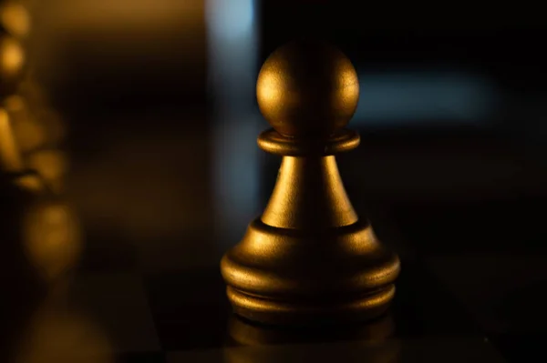Ένα Κοντινό Πλάνο Ενός Κομματιού Σκάκι Σκοτεινό Φόντο — Φωτογραφία Αρχείου