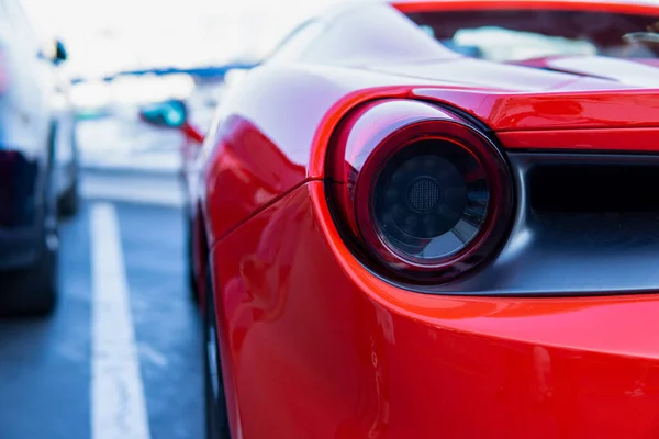 Vue Rapprochée Une Voiture Sport Moderne Rouge Sur Fond Plage — Photo