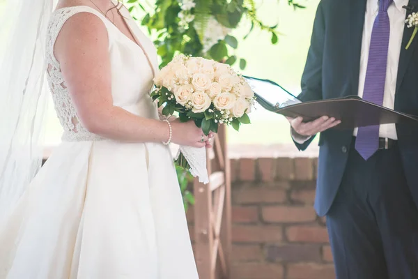 Mani Della Sposa Che Tengono Fiori Durante Cerimonia Voto — Foto Stock