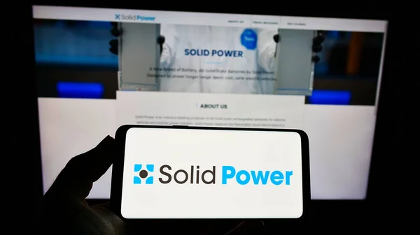 Stuttgart Germany 2021年8月30日 在网站前拥有带有电池公司Solid Power Inc 标志的智能手机的人 专注于电话显示 — 图库照片