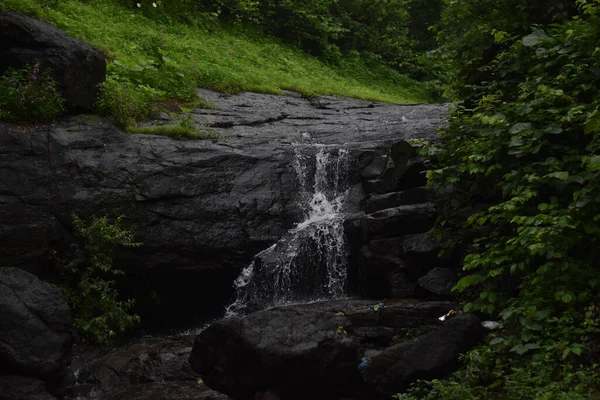 Eine Aufnahme Des Kleinen Wasserfalls Umgeben Von Steinen Der Natürlichen — Stockfoto