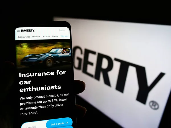 Stuttgart Germany Aug 2021 Person Holding Smartphone Website Car Insurance — Stock Photo, Image