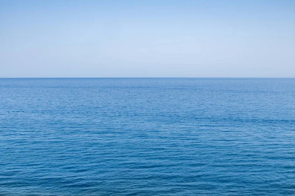 Een Kalme Rustige Zee Met Een Gradiënt Blauwe Lucht Zomer — Stockfoto