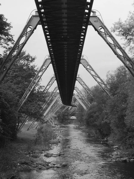 Серый Снимок Стальной Дорожки Подвесной Железной Дороги Швебебан Проходящей Через — стоковое фото