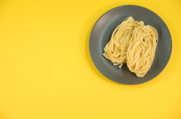 Detalle Vista Tazón Pasta Cocida Sobre Fondo Amarillo Espacio Texto — Foto de Stock