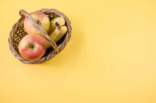 Frutas Frescas Saludables Superficie Amarilla Manzanas Plátanos Con Espacio Texto —  Fotos de Stock