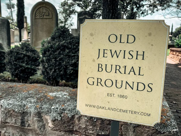 美国亚特兰大 2021年7月28日 美国佐治亚州亚特兰大奥克兰公墓的古老犹太人墓地标志 — 图库照片