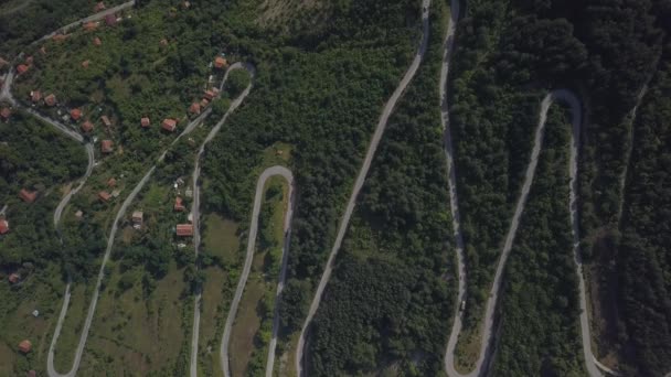 Luftaufnahme Der Stadt Zwischen Endlosem Wald Den Bergen Bei Sonnigem — Stockvideo