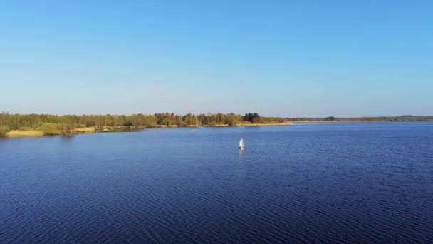 Letecké Záběry Turistů Plachetnici Plovoucí Jezeře — Stock video