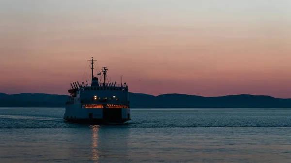 Güzel Günbatımı Gökyüzüne Karşı Sakin Bir Denizde Bir Gemi — Stok fotoğraf