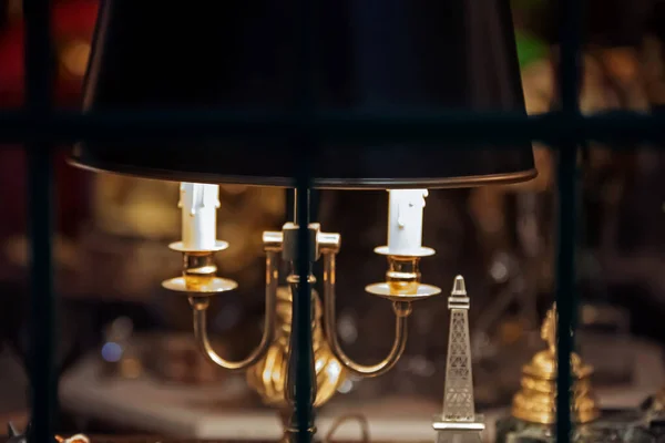 Een Selectieve Focus Shot Van Een Vintage Decoratieve Lamp Met — Stockfoto