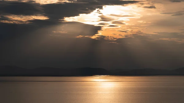 Een Prachtige Zonsondergang Hemel Boven Kalme Zee — Stockfoto