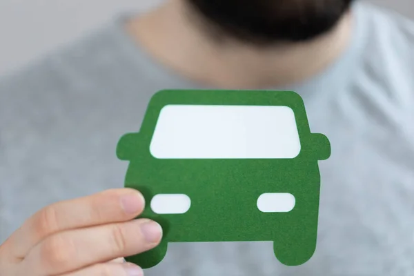 Bulanık Arka Planda Kesilmiş Yeşil Bir Araba Kâğıdı Tutan Bir — Stok fotoğraf
