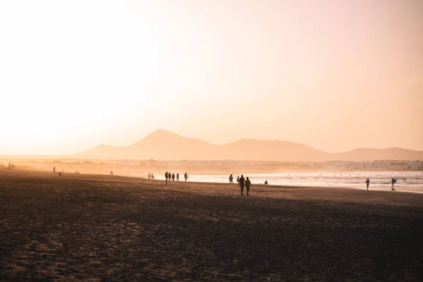 Die Menschen Genießen Den Malerischen Sonnenuntergang Strand — Stockfoto