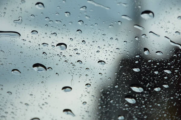 Cam Yüzeyde Seçici Bir Yağmur Damlası Odağı — Stok fotoğraf