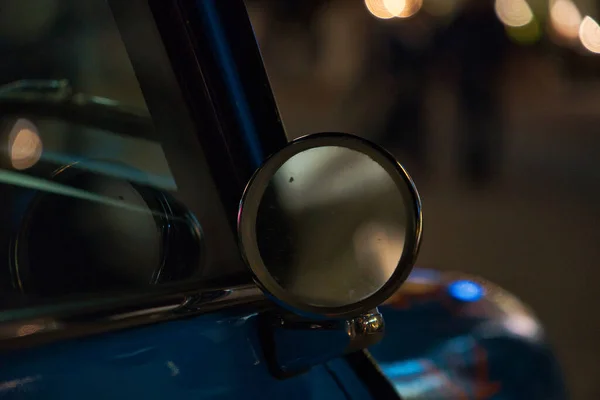 운전하는 자동차의 거울을 클로즈업 — 스톡 사진