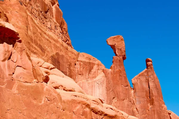Formacje Piaskowca Pod Słońcem Błękitne Niebo Parku Narodowym Arches Utah — Zdjęcie stockowe