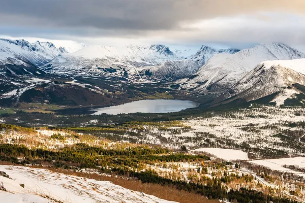 Вид Волду Зимой Норвегия Красивый Пейзаж Озером Окружении Снежных Гор — стоковое фото