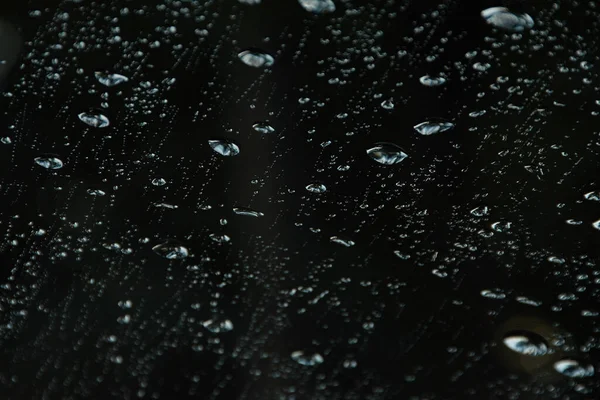 Ein Selektiver Fokus Von Regentropfen Auf Einer Glasoberfläche — Stockfoto