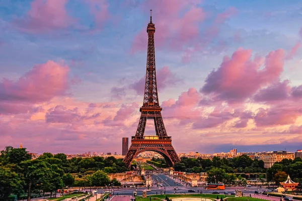 Fransa Paris Büyüleyici Pembe Bulutlu Gökyüzüne Karşı Eyfel Kulesi — Stok fotoğraf