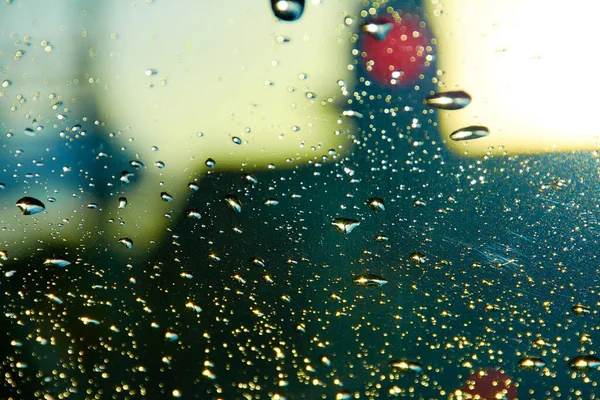ガラス表面上の雨滴の選択的な焦点 — ストック写真