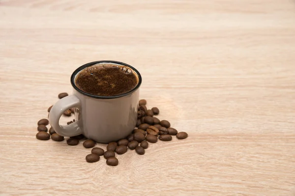 Närbild Bild Kopp Kaffe Och Kaffebönor Träyta — Stockfoto