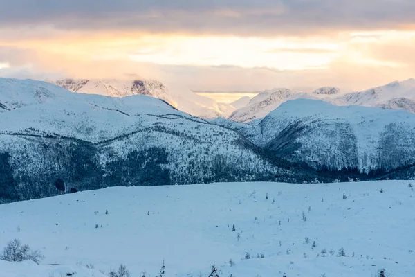 Zimowy Krajobraz Pobliżu Jeziora Dinglavatnet Piękny Zachód Słońca Nad Górami — Zdjęcie stockowe