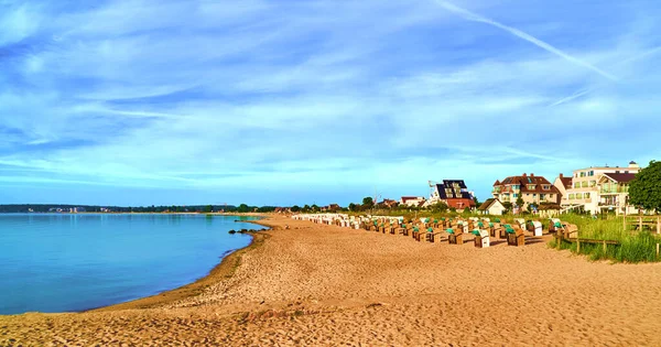 Una Playa Arena Costa Báltica Alemana Con Sillas Playa Villas — Foto de Stock