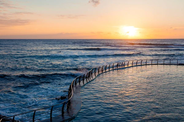 夕暮れ時の海の美しいショット — ストック写真