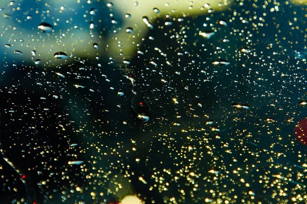 Cam Yüzeyde Seçici Bir Yağmur Damlası Odağı — Stok fotoğraf