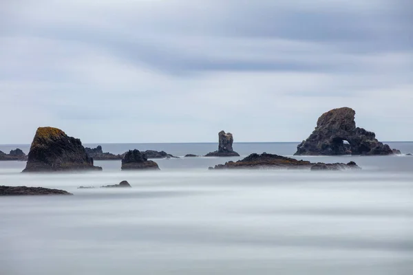 空を満たす海岸の岩の長い露出ショット — ストック写真