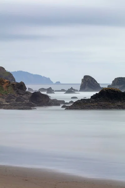 하늘을 해안의 바위들 장시간 노출되는 — 스톡 사진
