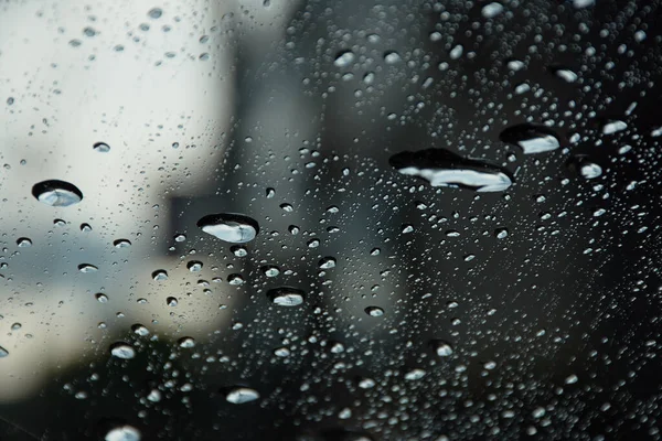 ガラス表面上の雨滴の選択的な焦点 — ストック写真