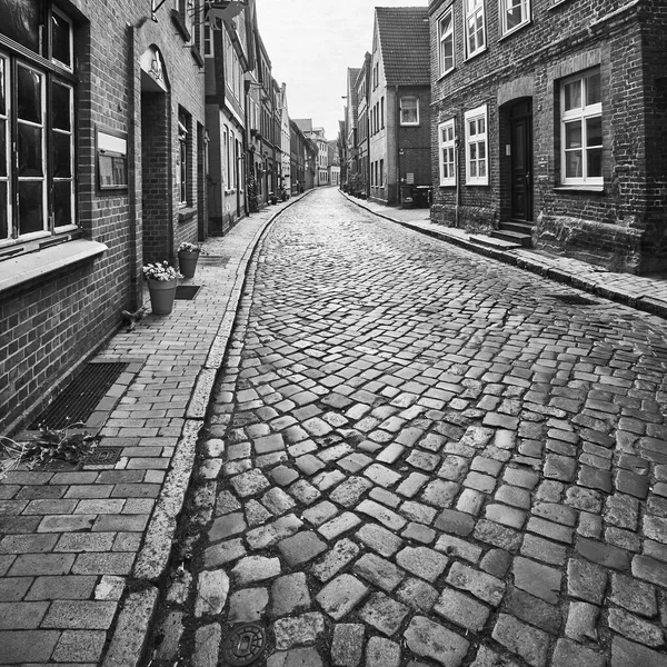 Graustufengepflasterte Straßen Und Backsteinhäuser Der Historischen Lauenburger Altstadt — Stockfoto