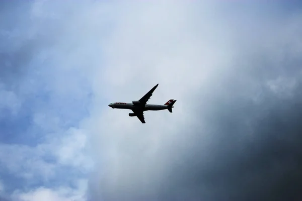 Egy Nagy Repülő Repül Felhős Égen — Stock Fotó
