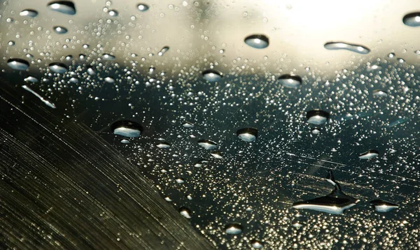 ガラス表面上の雨滴の選択的な焦点 — ストック写真