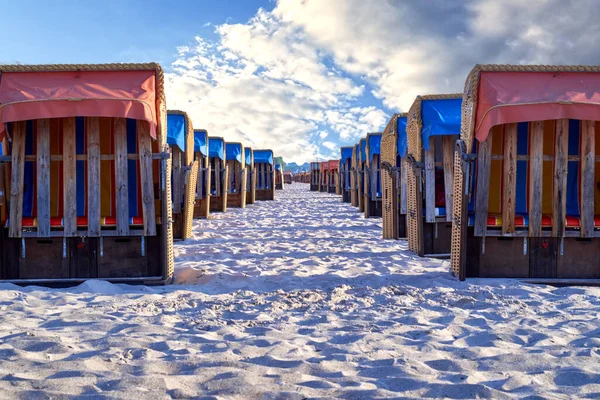 Песчаный Пляж Рядами Аккуратно Расположенных Пляжных Стульев Берегу Балтийского Моря — стоковое фото